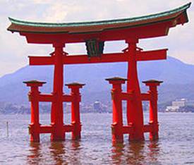https://upload.wikimedia.org/wikipedia/commons/thumb/f/fe/Itsukushima_torii_angle.jpg/220px-Itsukushima_torii_angle.jpg